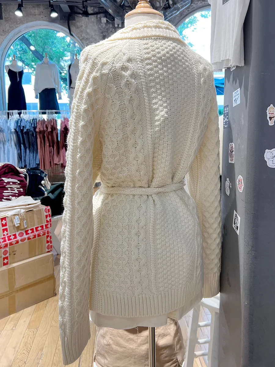 Однотонный длинный кардиган с ромбическими витыми цветами свитер поясом