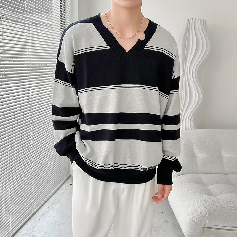 

Мужской трикотажный свитер в полоску, с V-образным вырезом