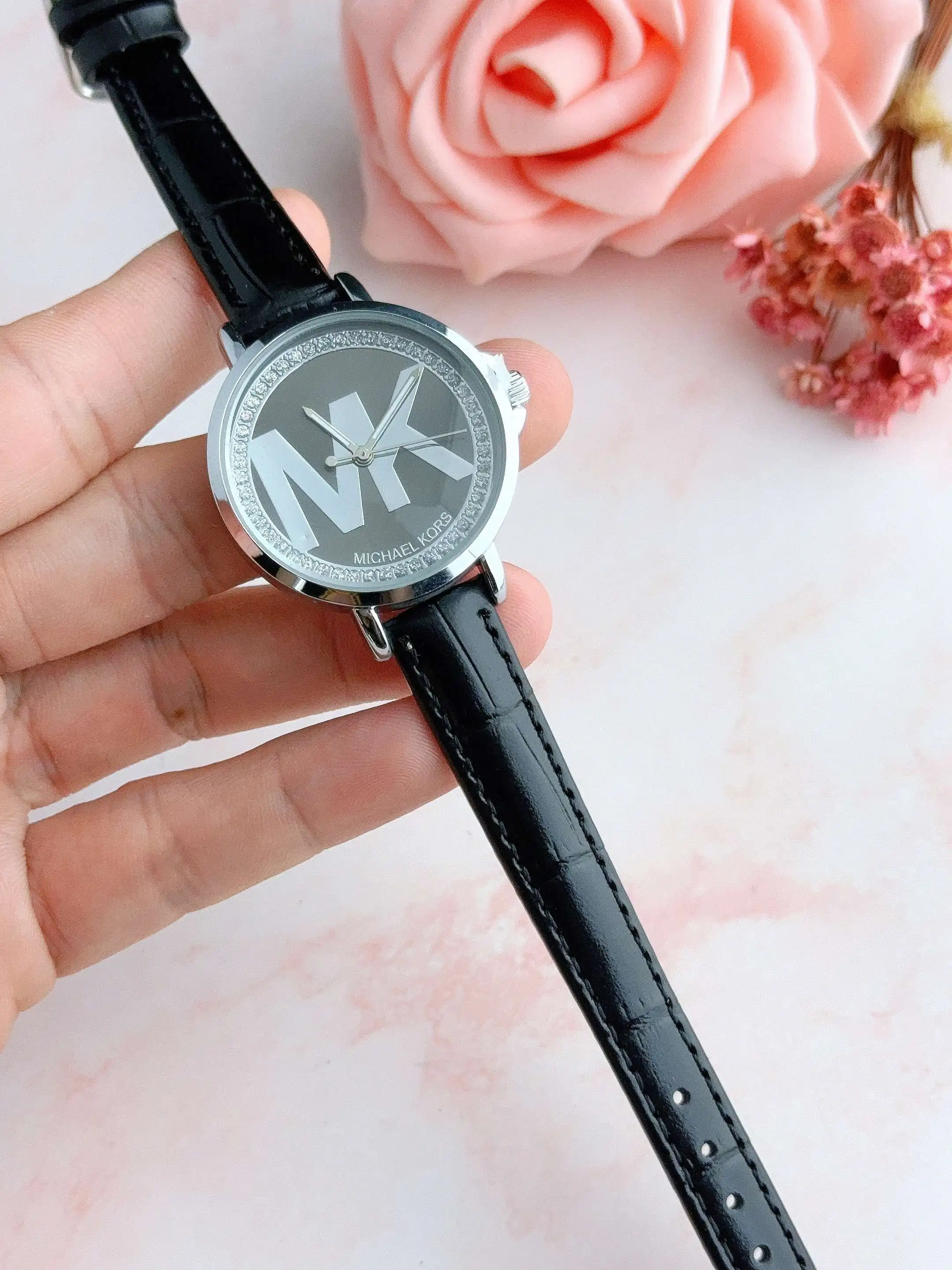 Новые женские повседневные модные наручные часы Michael Kors в деловом стиле с кожаным ремешком, кварцевые часы с циферблатом из сплава, украшенным бриллиантами (art.: 3920dc43b3dd2) - 3920dc43b3dd2