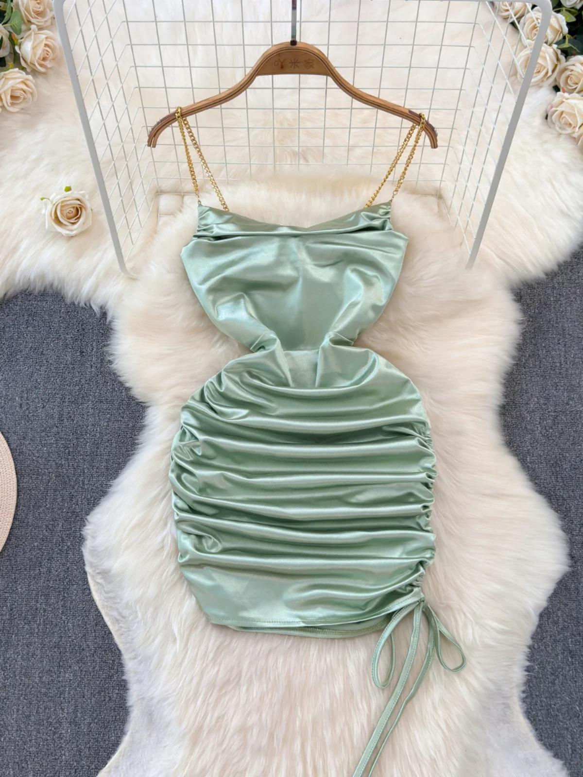 Женское атласное платье без рукавов с открытой спиной