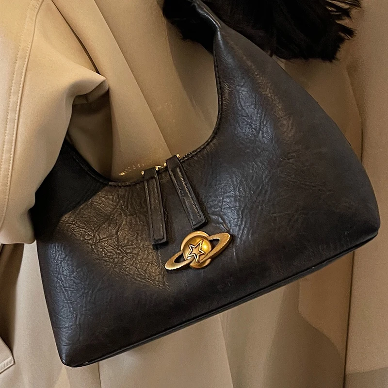 

Женская элегантная сумка через плечо, черные женские Сумки из искусственной кожи с металлическим украшением, дамские нежные сумки для подмышек