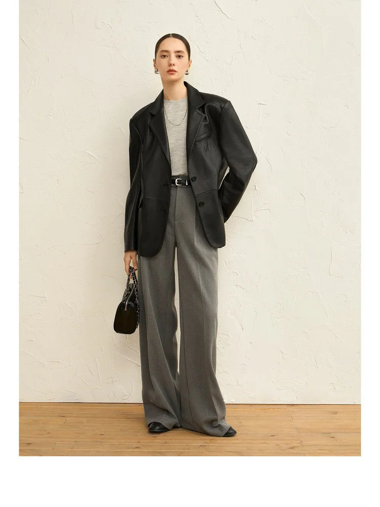 Тонкий женский пиджак из натуральной кожи с плоским лацканом