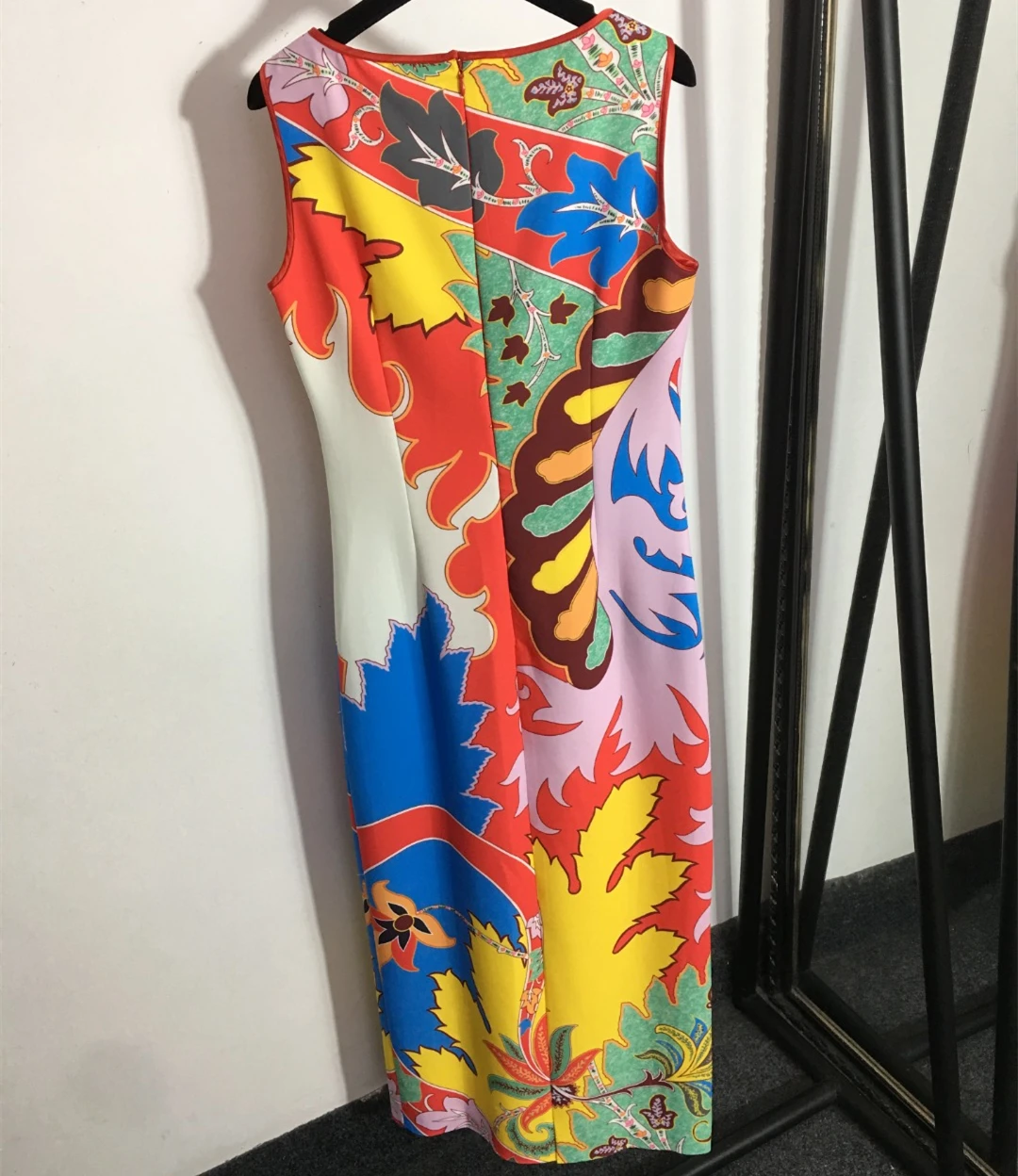 Женские платья с бриллиантовым принтом известного мирового бренда: высокое качество, винтажный стиль, знаменитый дизайн, повседневная мода.