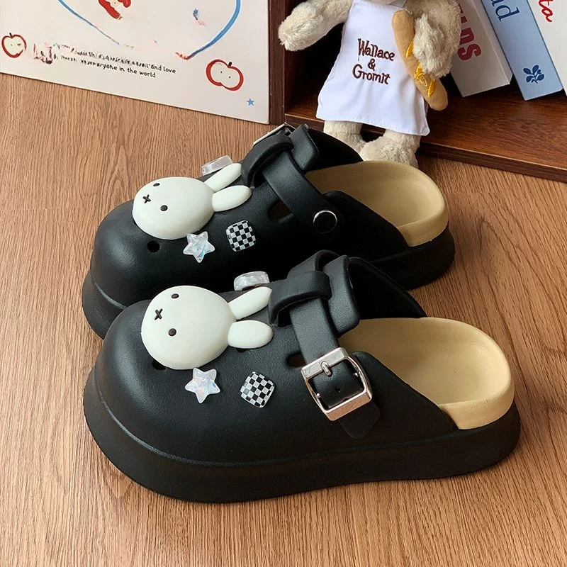 Фото Мультяшные кроксы Kawaii Miffy с толстой подошвой для улицы, дышащие, нескользящие, с закрытым носком, полутапочки для прогулок, новая модная модель, стильный дизайн №1