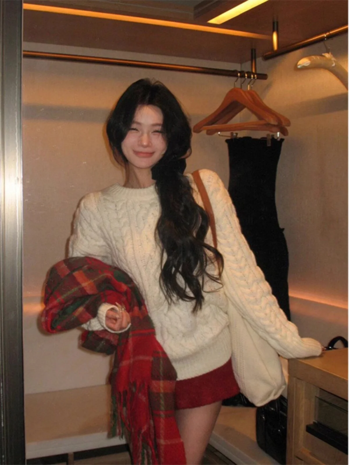 Белый свитер с закруткой женский осенне-зимний утолщенный дизайн круглым