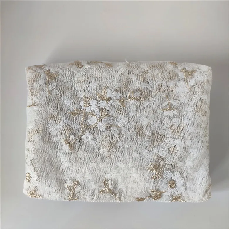 Белая сетчатая пряжа в горошек вышитая кружевная ткань низ золотая нить молочная