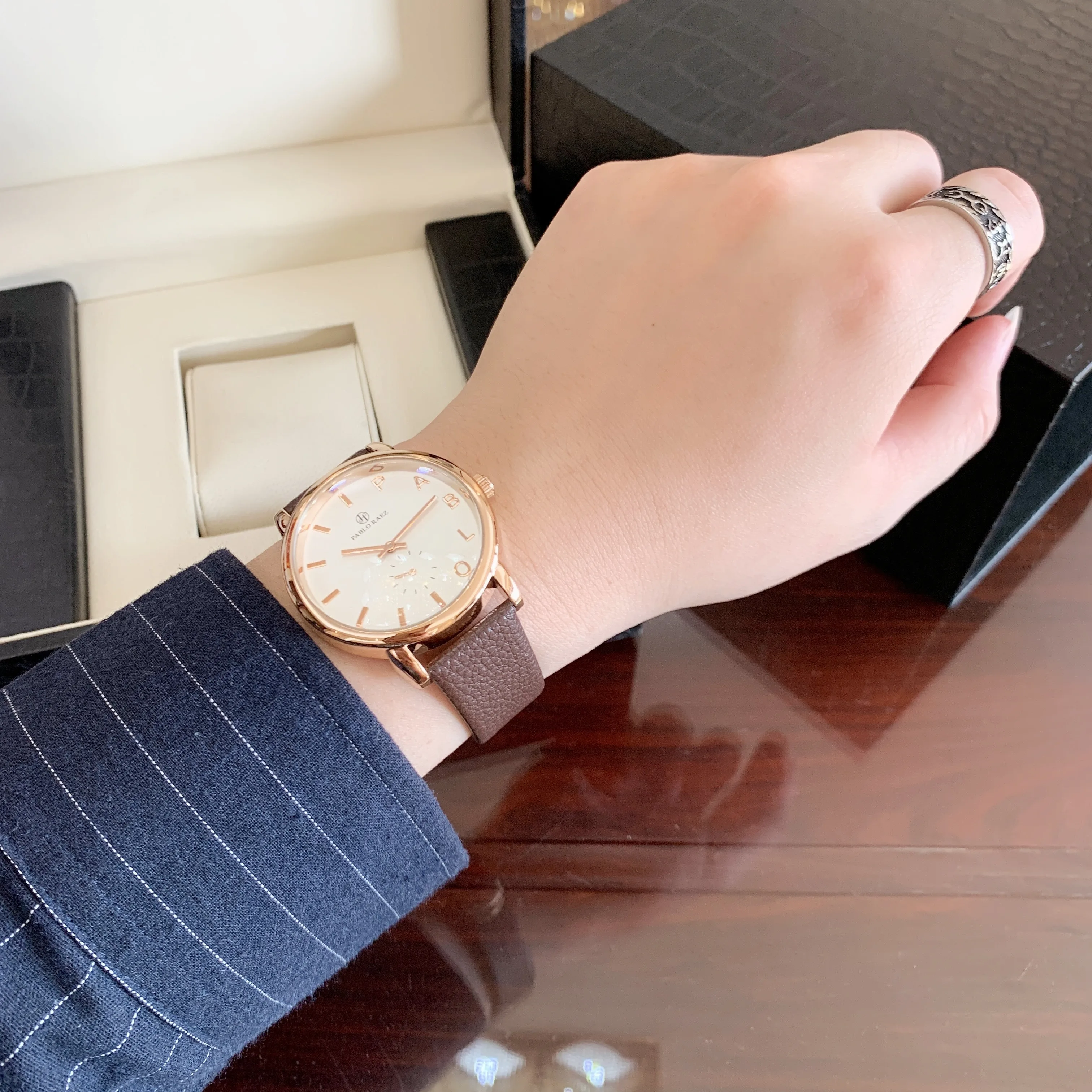 

PABLO RAEZ Fashion Couple Watch Leather Quartz Analog Men Women Wristwatch Chronograph Valentine Gift Luxury Date Special Clock