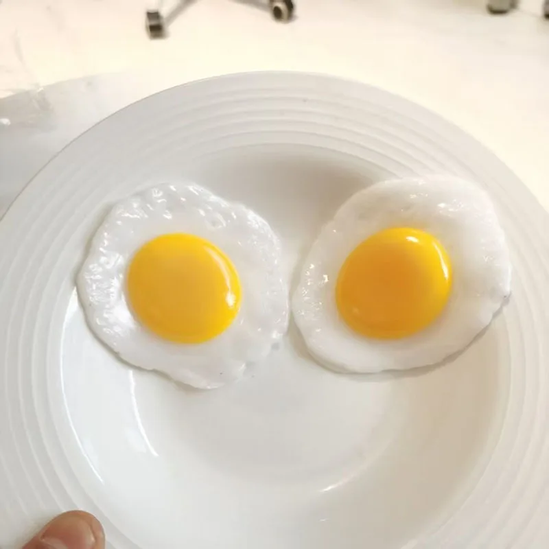 

Искусственное жареное яйцо из резины