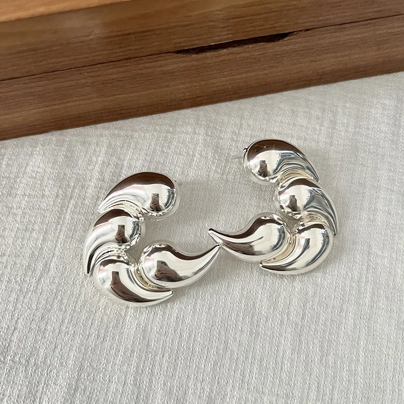 Женские серьги-гвоздики в виде капли воды