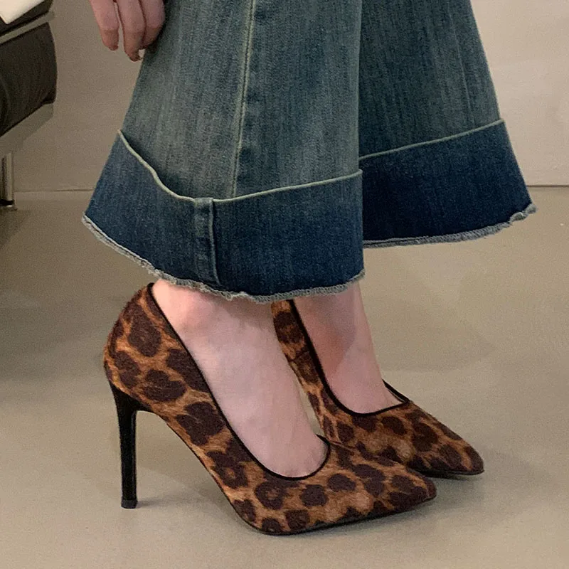 Модные женские туфли на тонком каблуке с леопардовым принтом новинка 2025 года