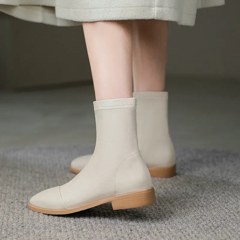 Однотонные черные ботинки цвета слоновой кости с круглым носком на низком