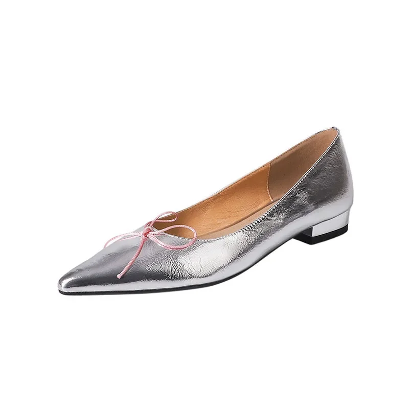 Серебряные туфли-лодочки из лакированной кожи на низком каблуке с