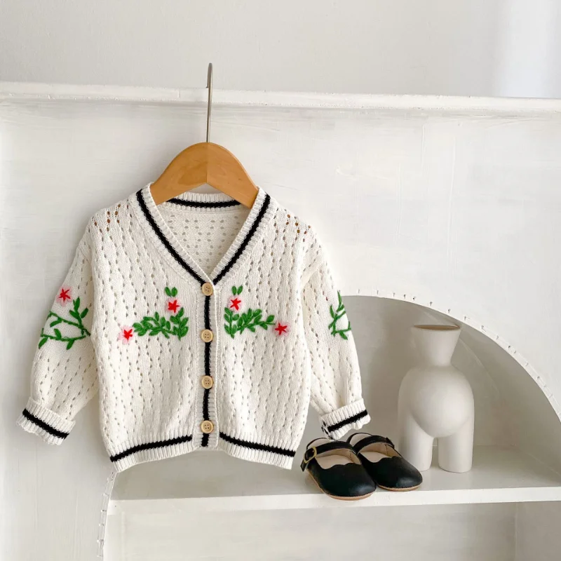 2023 Spring Versatile Girl Baby V-Neck Hand Hooked Flower Knitted Cotton Sand Long Sleeve Cardigan Coat Baby Girl Cardigan