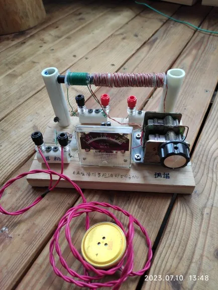 

Радиоприемник с магнитным стержнем средней волны без радиоприемника электричества без питания