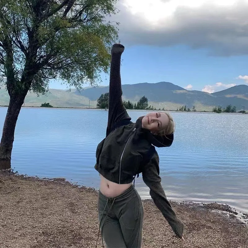 

Женская трикотажная короткая куртка на молнии, Асимметричная куртка с капюшоном и рукавами-фонариками, осень 2023