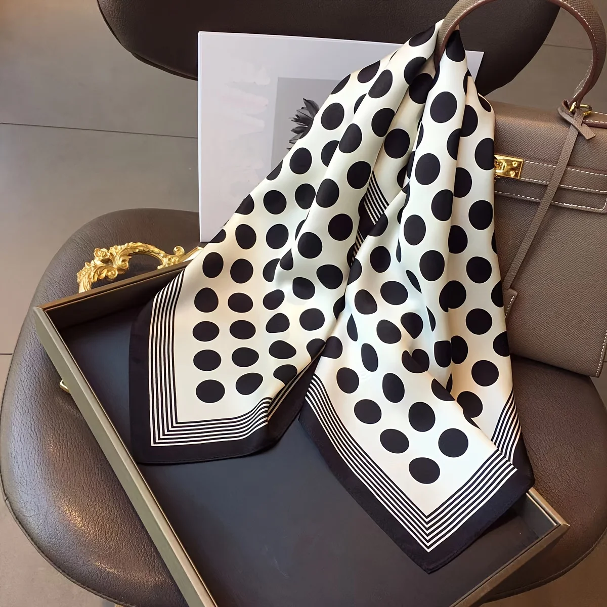 Квадратный шарф в черный и белый горошек