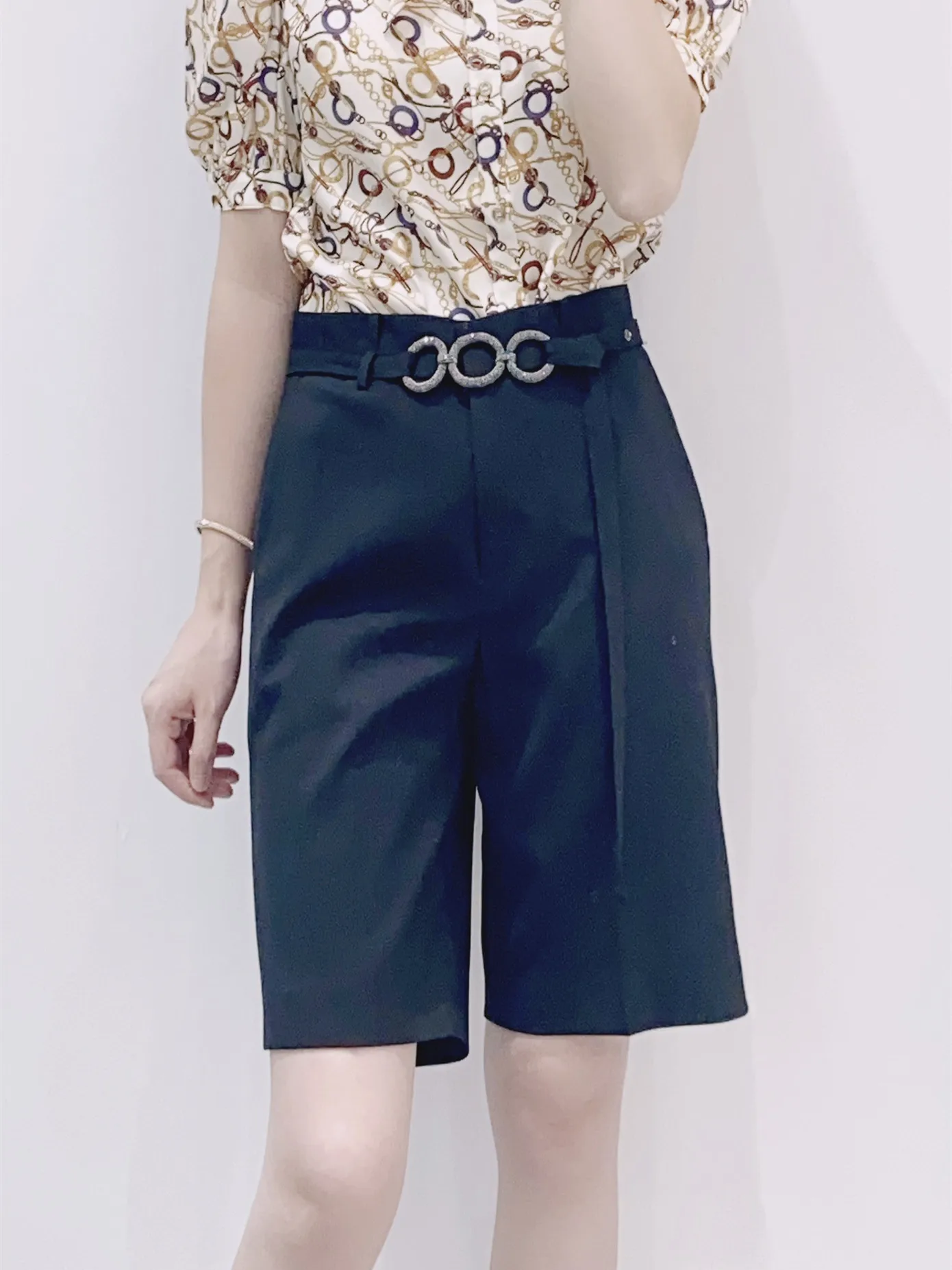 

2023 Summer New Female High Waist Solid Color Knee Length Pants Women's Straight Suit Shorts with Beaded Belt All-Match