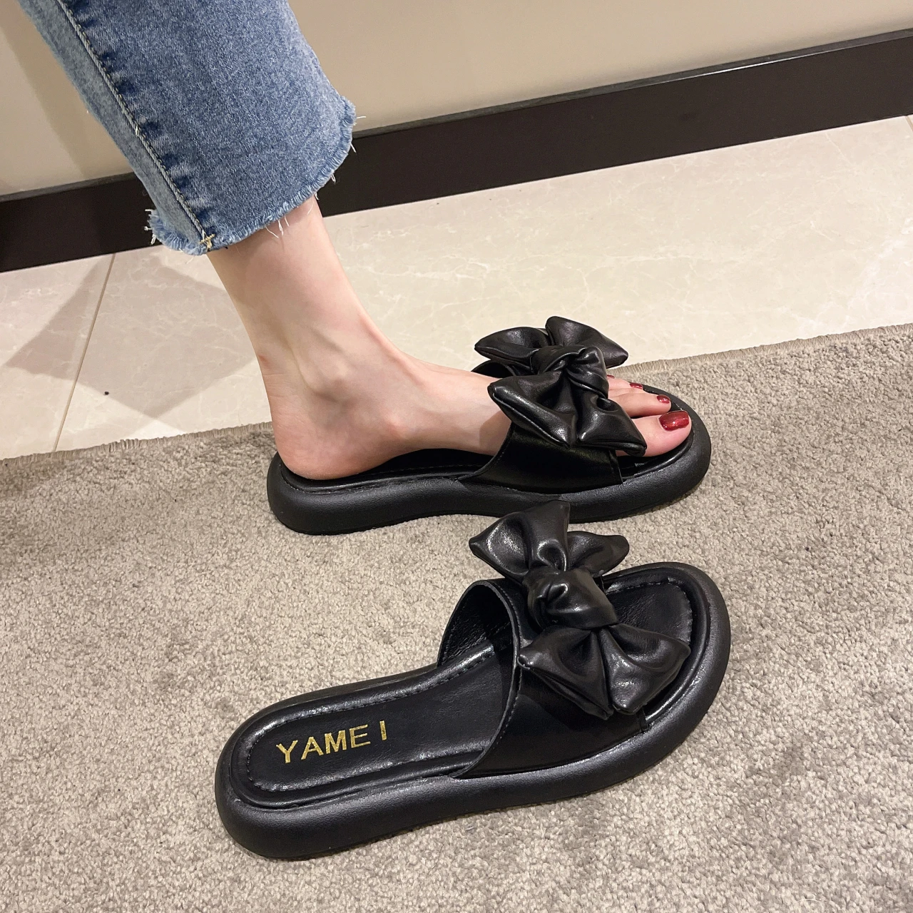 

Сандалии женские на низком каблуке, модные мягкие Роскошные пляжные тапки, шлепанцы из ПУ кожи, с жемчугом, прозрачные, с бантом, лето 2022