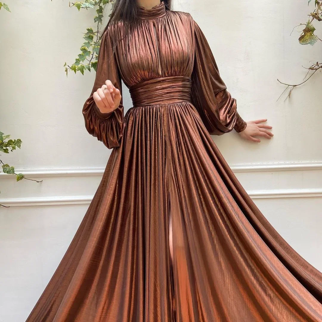 Женское длинное платье с глубоким вырезом однотонное зеленое приталенное