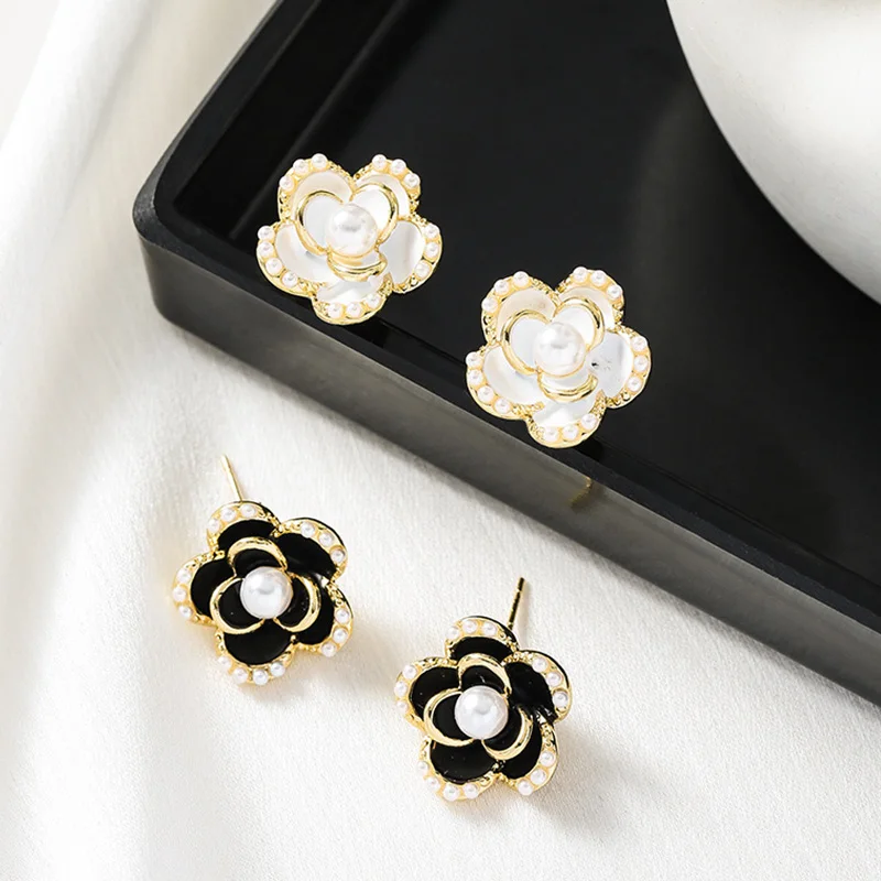 

Women's Black Rose Pearl Earrings Retro Personality Stud Ear 2022 Trendy Sense Of Luxury Hepburn Style Earrings pendientes mujer