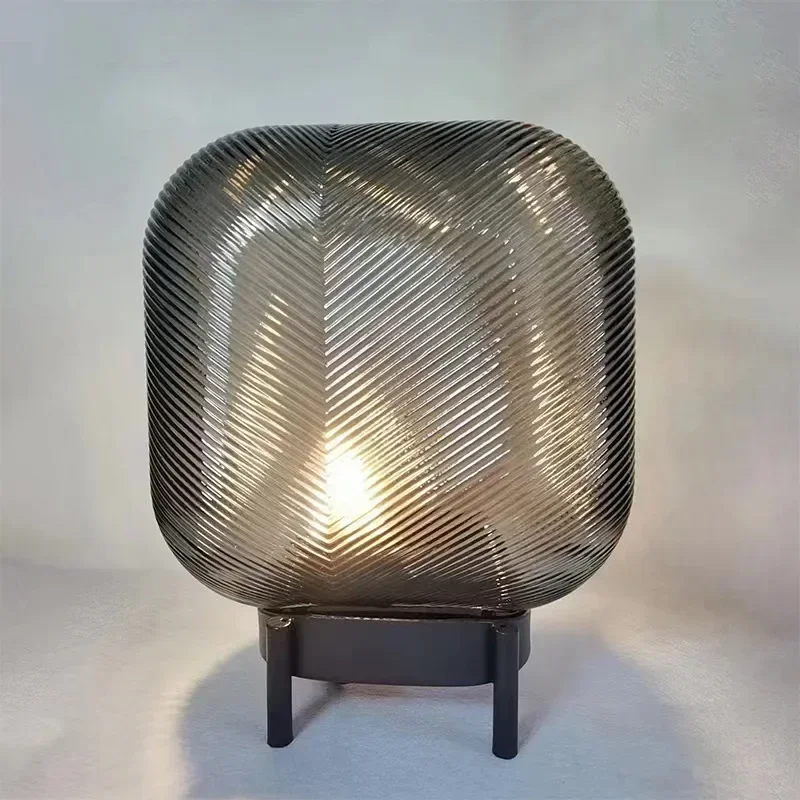 Настольная лампа в скандинавском и фінском стиле современная прикроватная для