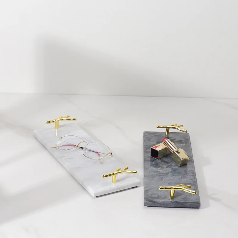 Современный поднос из натурального мрамора и золота с ручкой в виде ветки