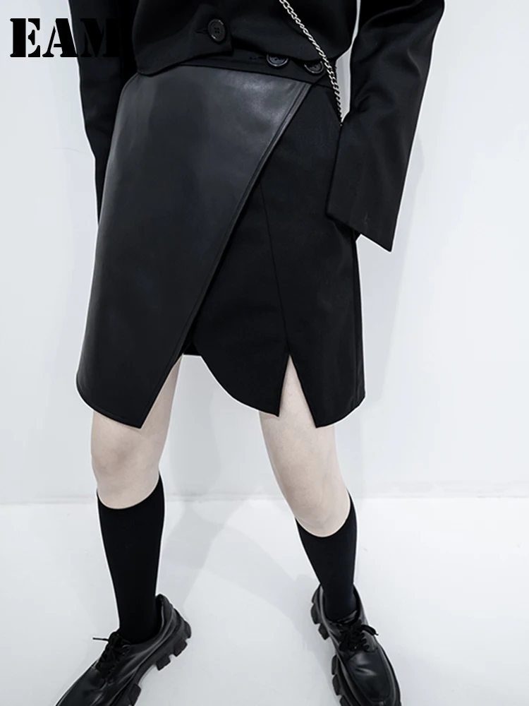 

[EAM] High Waist Black Leather Irregular Slit Spliced Mini Half-body Skirt Women Fashion Tide New Spring Autumn 2022 1DE6212
