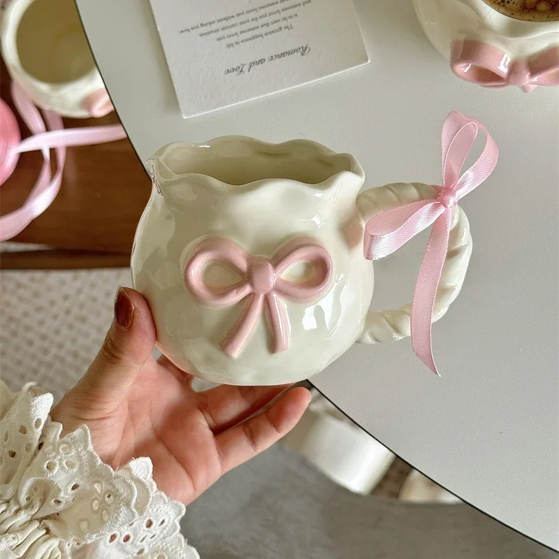 

Керамическая чашка с бантом