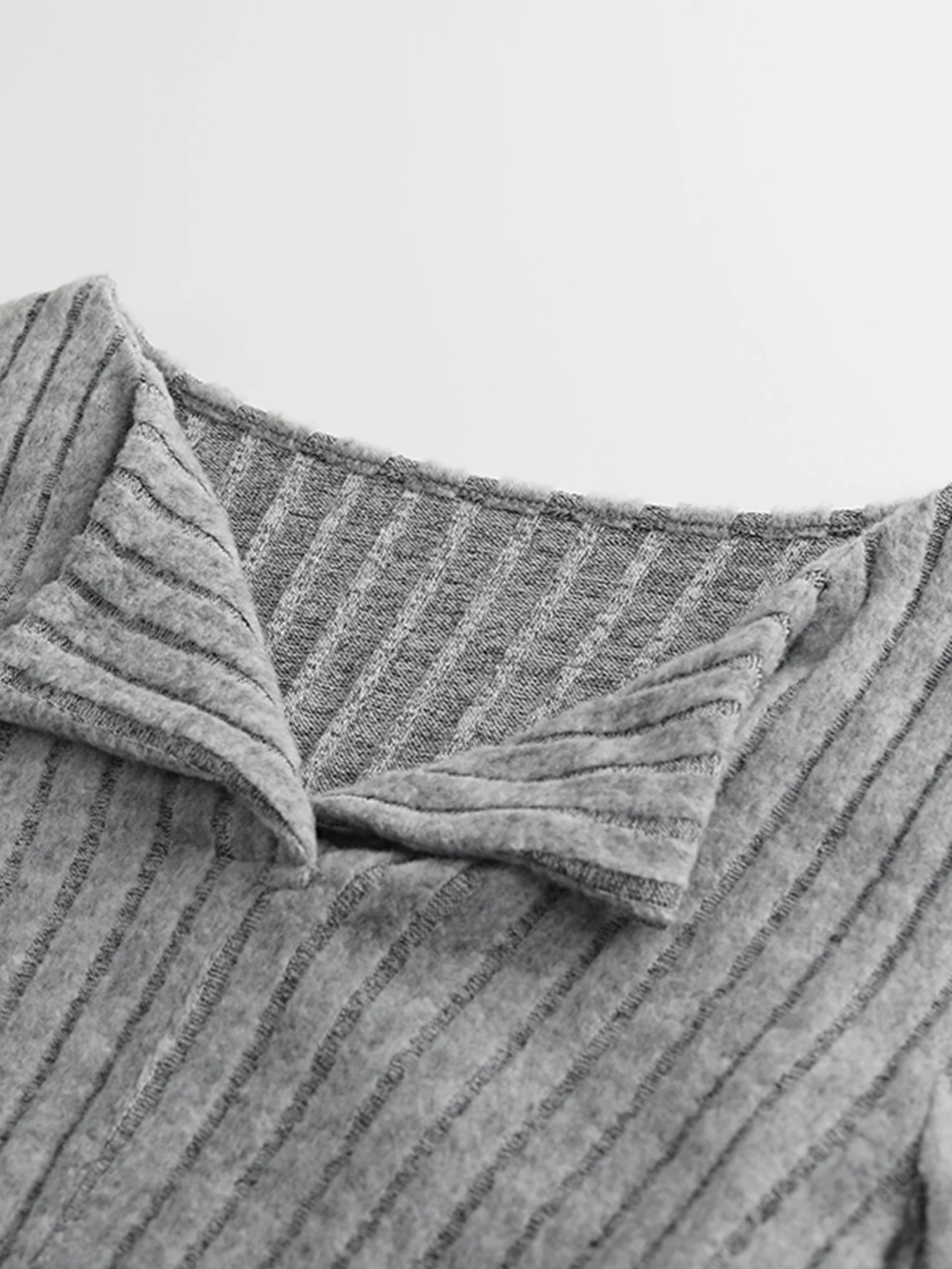 Серая нижняя рубашка для женщин осень и зима 2024 новый облегающий пуловер