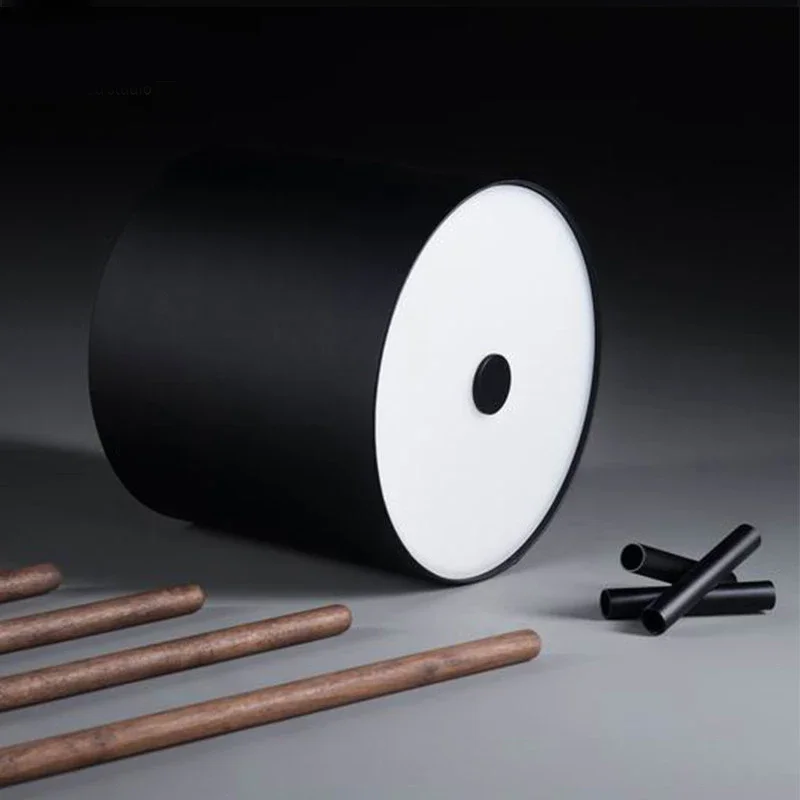 na sofę do salonu w stylu nordyckim. Lampa stołowa z czarnego orzecha. Kreatywny projektant. Lampka nocna sypialni