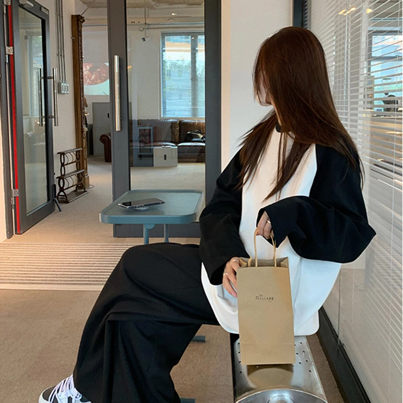 

Black and white spliced long-sleeved T-shirt with shoulder sleeves for women's new fall/winter loose inside with undercoat top