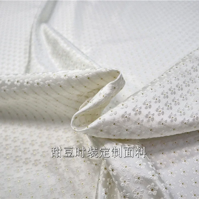 Золотая шелковая парча жаккардовая ткань маленькая цветочная пряжа окрашенная в