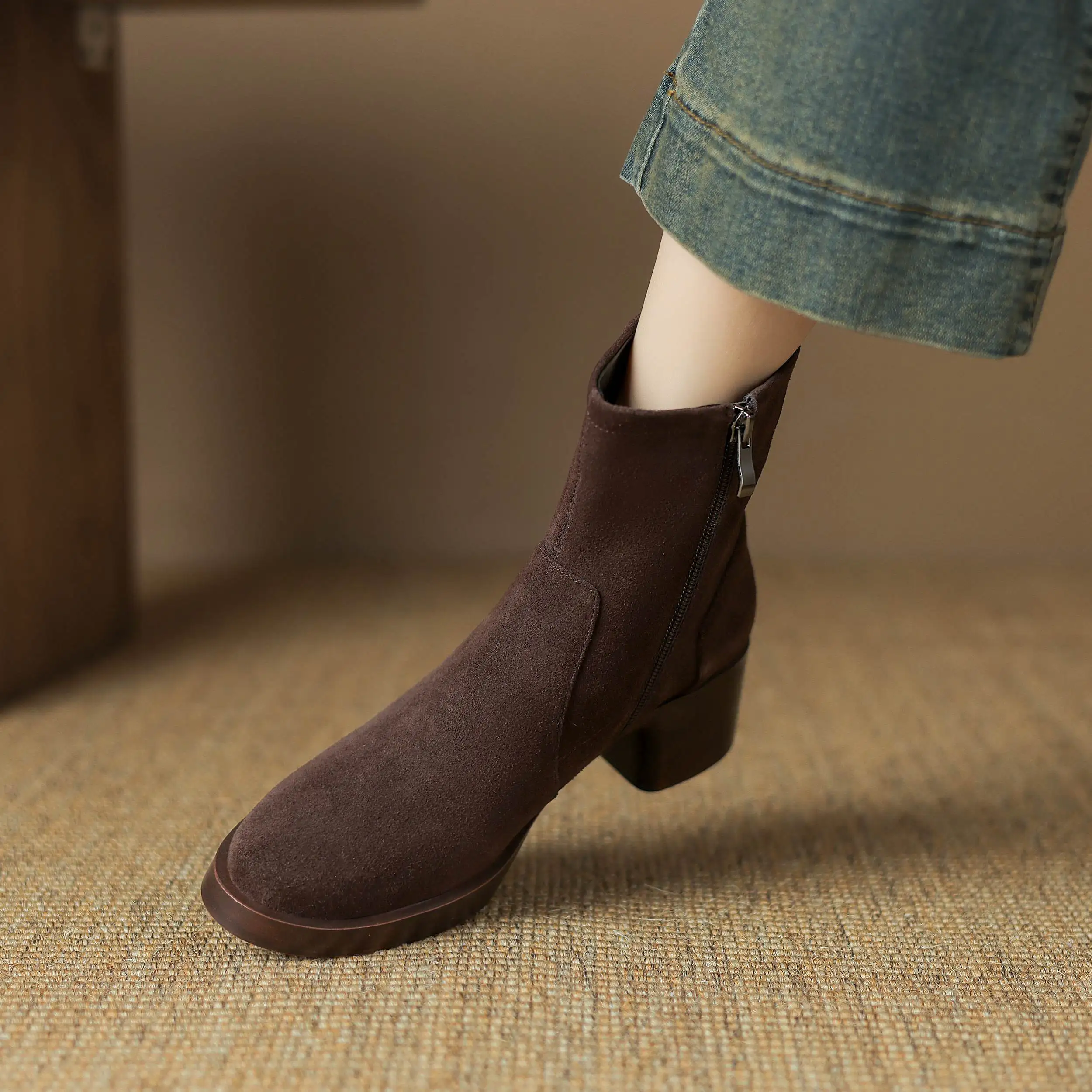 Женские замшевые ботильоны на молнии в стиле ретро