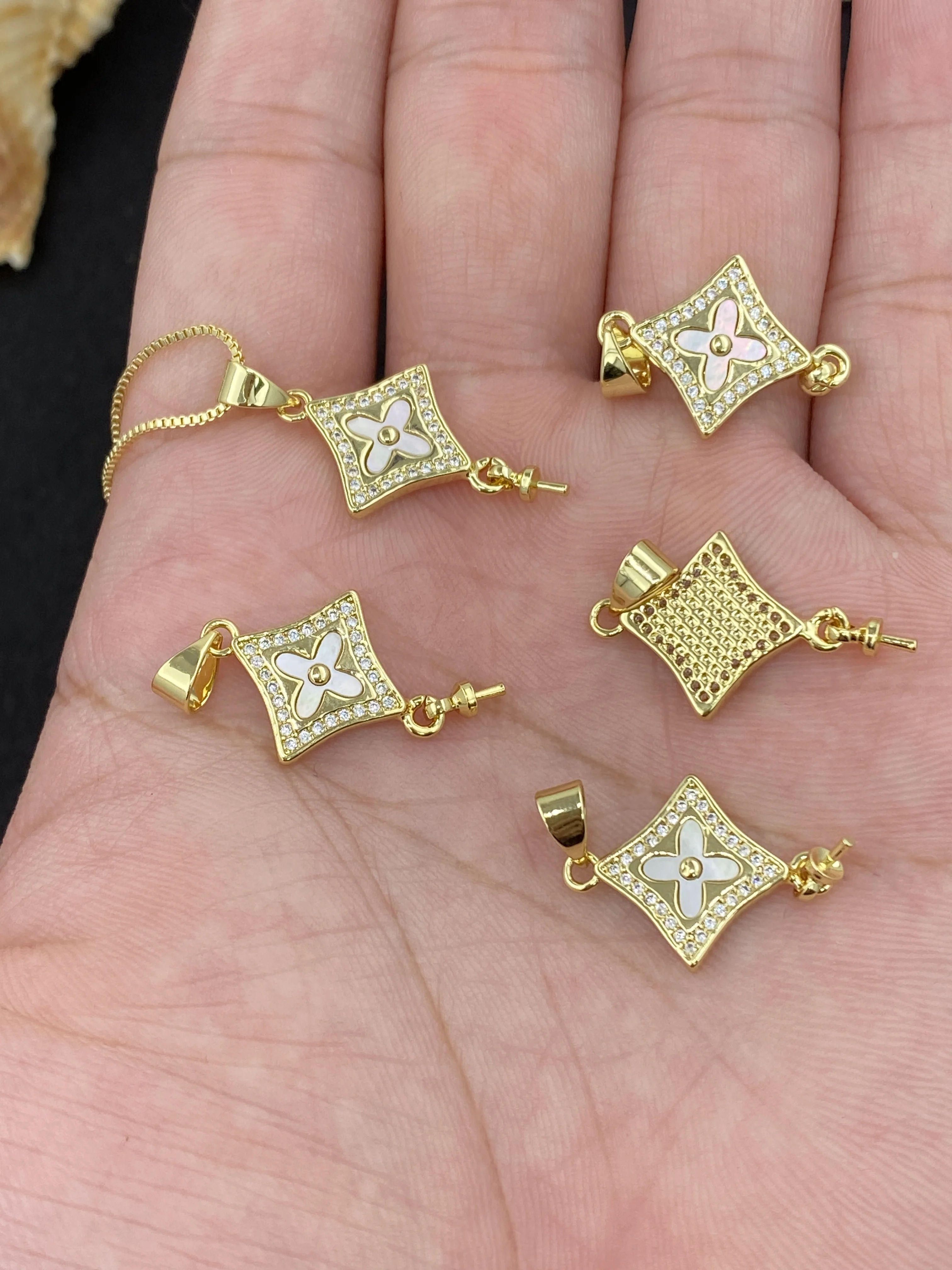 Ожерелье Huggie с циркониевым крестом и клевером покрытое 18-каратным золотом