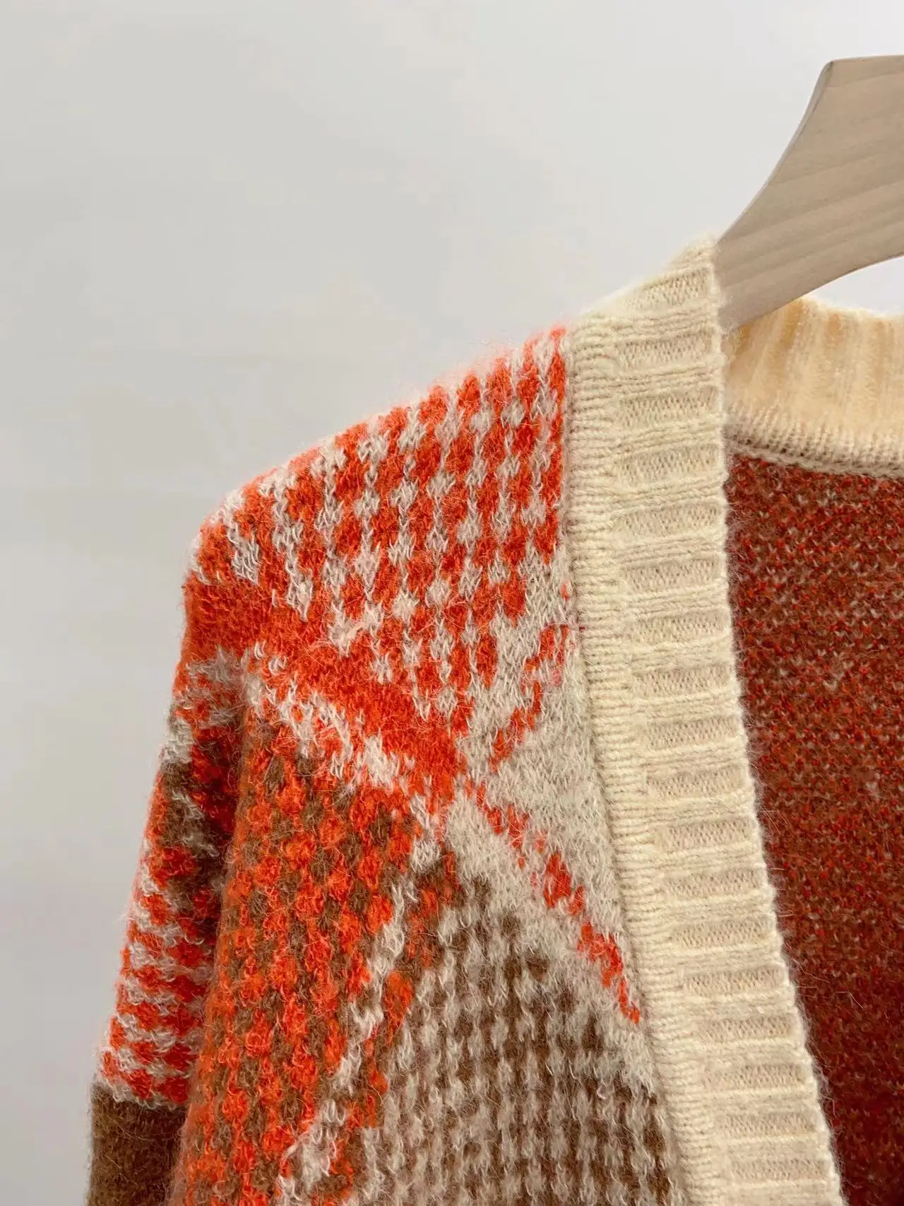 

Женский однобортный трикотажный кардиган с длинным рукавом и V-образным вырезом