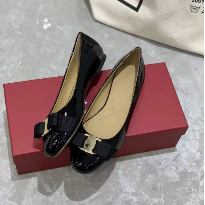 2023 New Round Head Bow Fabric Buckle Middle Heel Low Heel Lacquer Leather Solid Color Shining Comfortable Single Shoe Women
