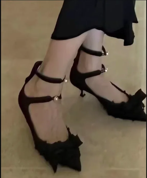 Туфли-лодочки с острым носком и жемчужной пряжкой