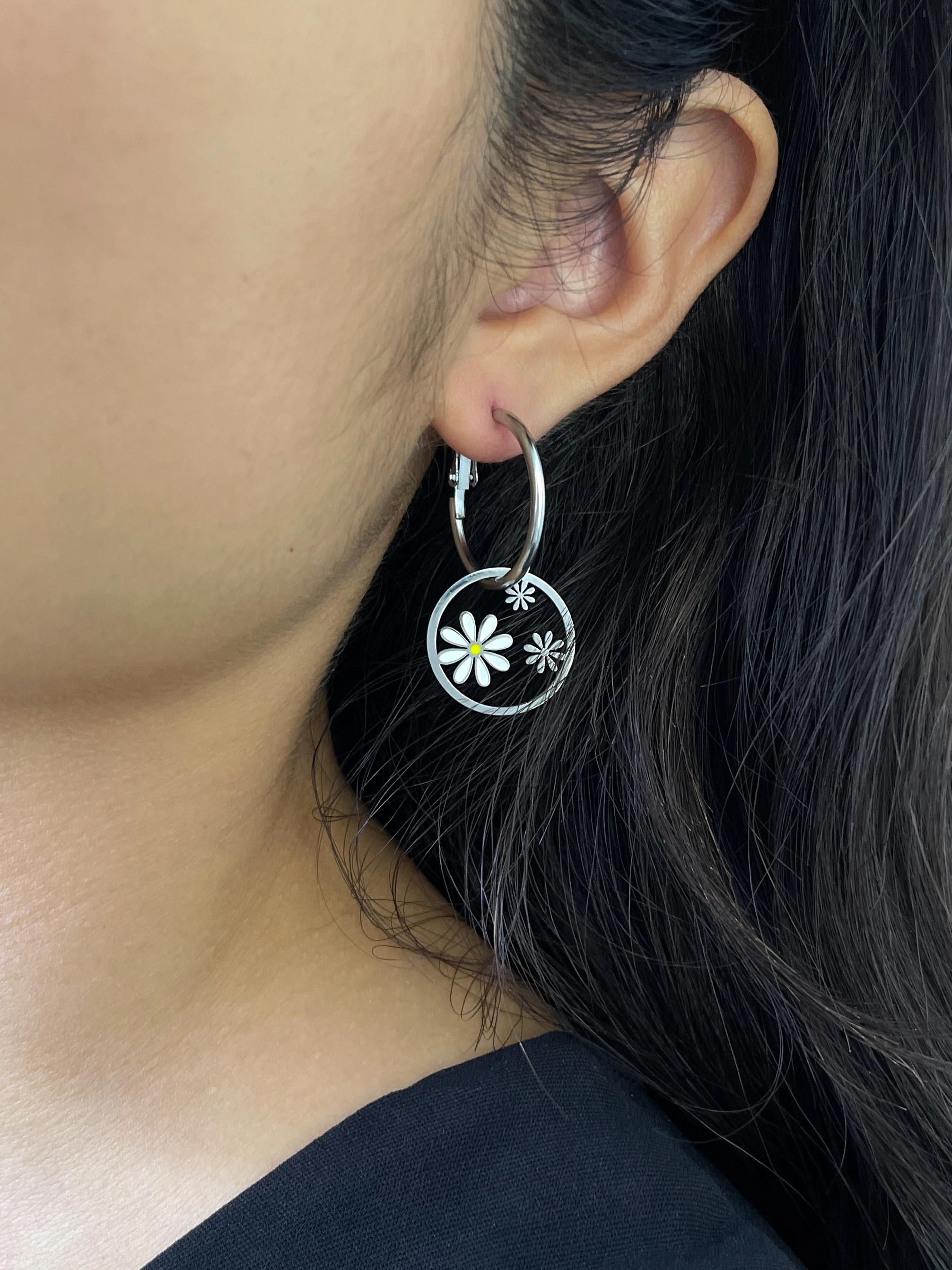 Серьги-кольца Peri'sbox из нержавеющей стали с тройной маргариткой очаровательные