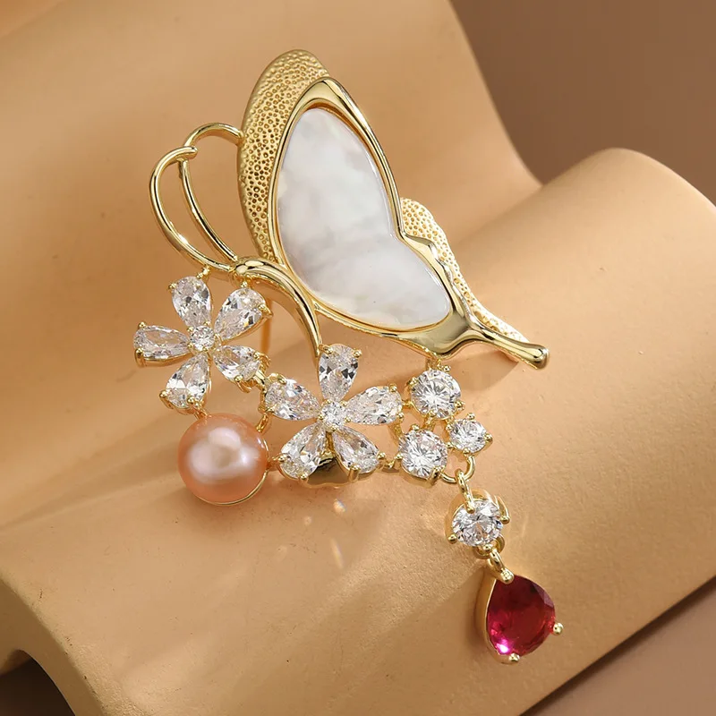 Женская брошь в виде двух бабочек с жемчугом