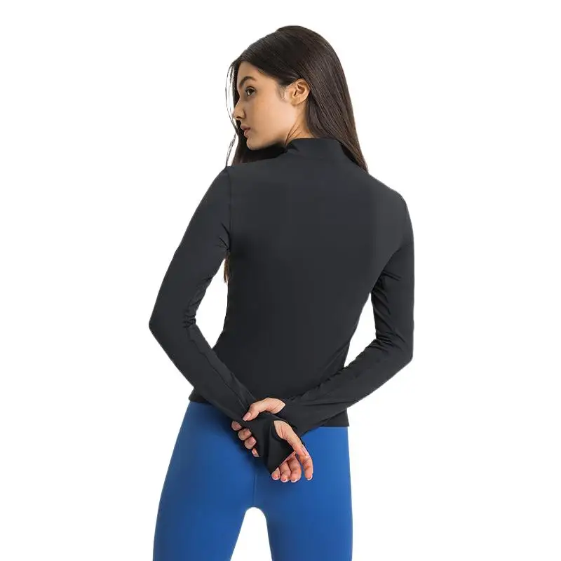 Ветрозащитная куртка на молнии с воротником-стойкой и длинным рукавом