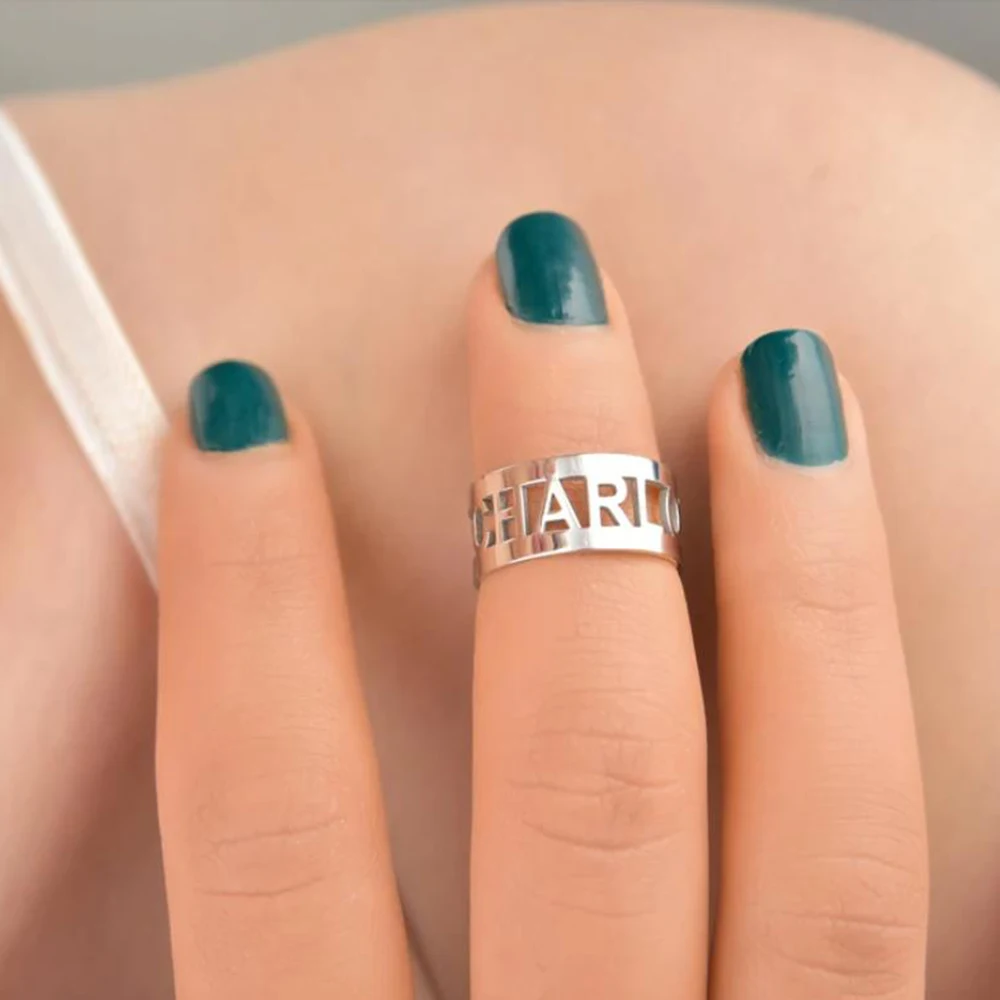 Оригинальное название кольца с буквами может быть сопряжён модными кольцами из