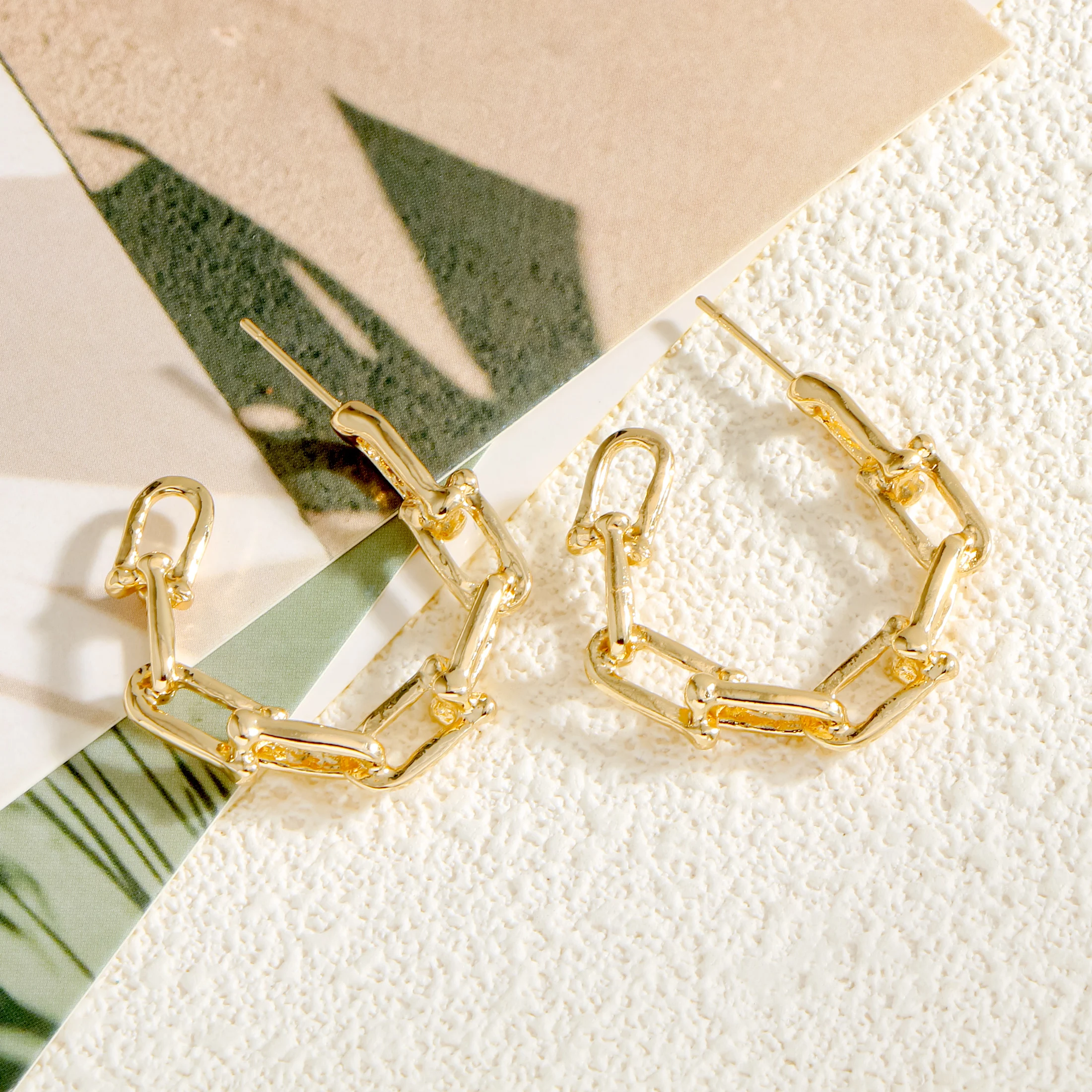 Простые серьги с-образной цепочкой с замком индивидуальные и элегантные