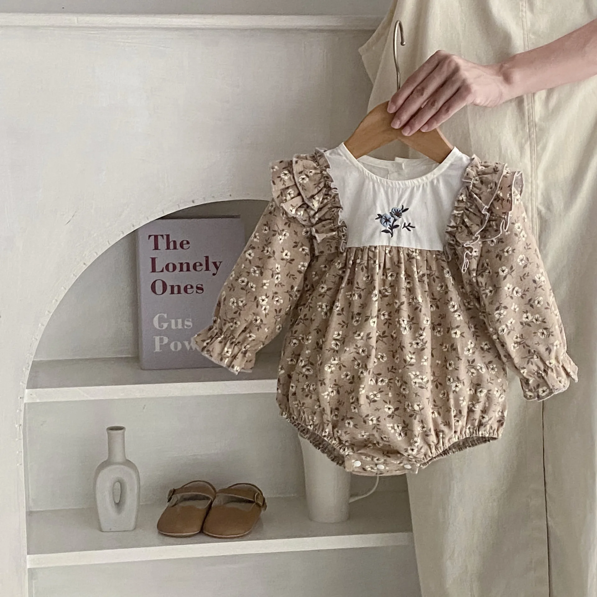 

2023 осенняя одежда для новорожденных девочек с цветочным рисунком и оборками, боди с длинным рукавом, хлопковая Слитная одежда с вышивкой для младенцев