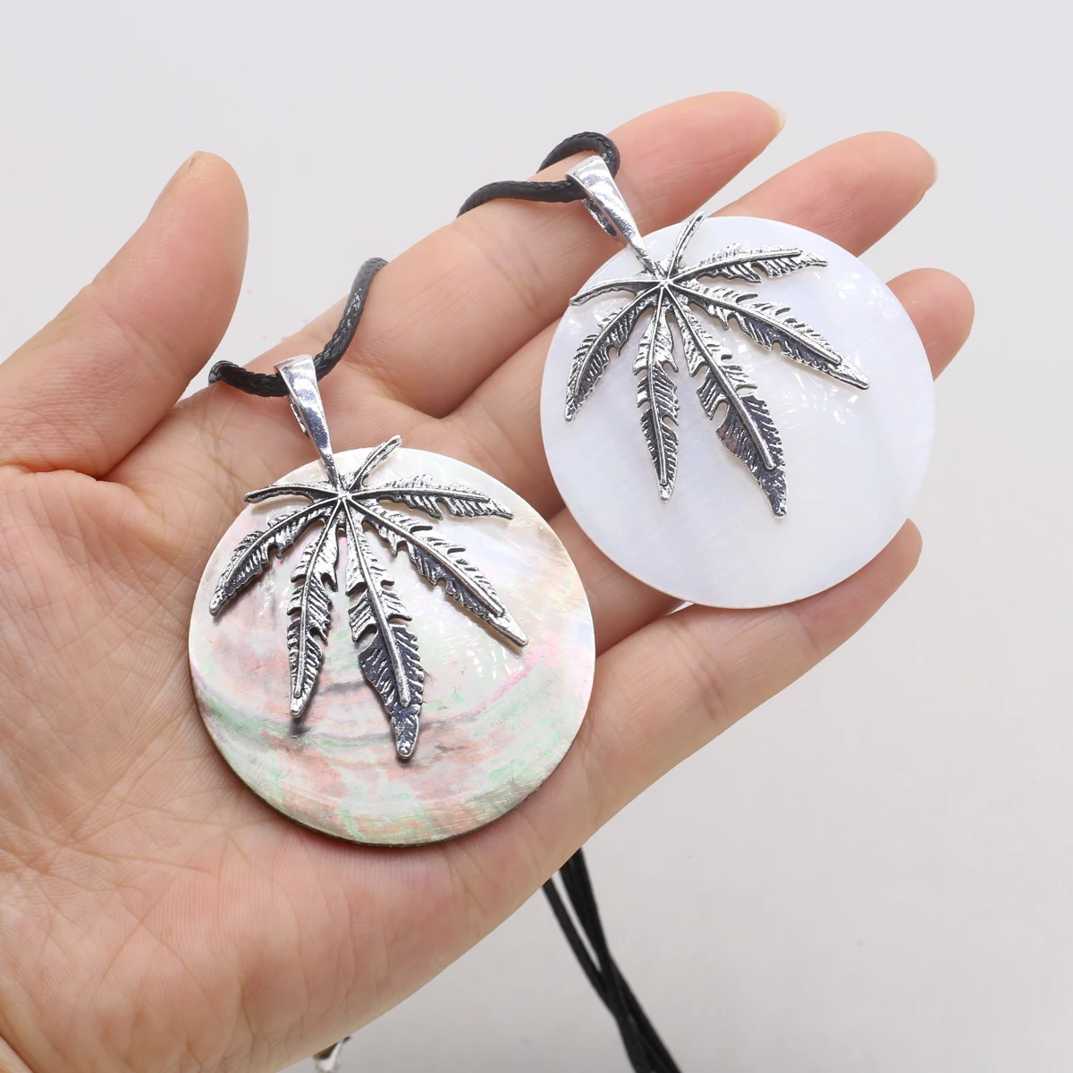 

Natural Round Shell Pendant Maple Leaf Necklaces Fashion Jewelry Long Rope Chains Mother of Pearl Shells Necklaces For Women