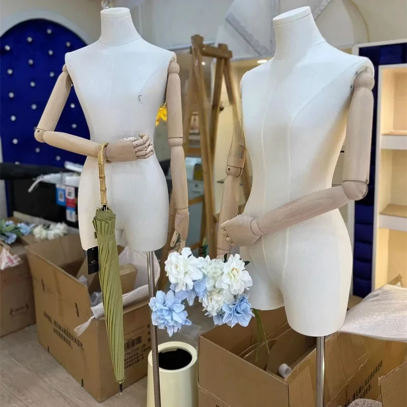 Современный манекен с металлической основой для магазина женской одежды