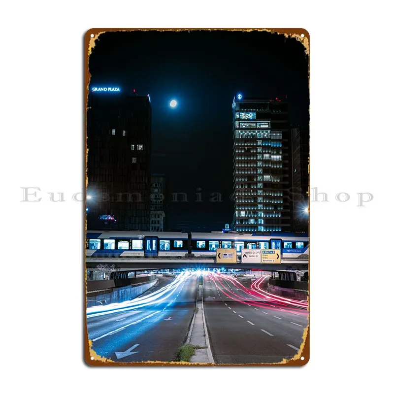 Металлический плакат в центре Любляны, плакаты для бара, печатные плакаты, символы клуба, жестяной плакат