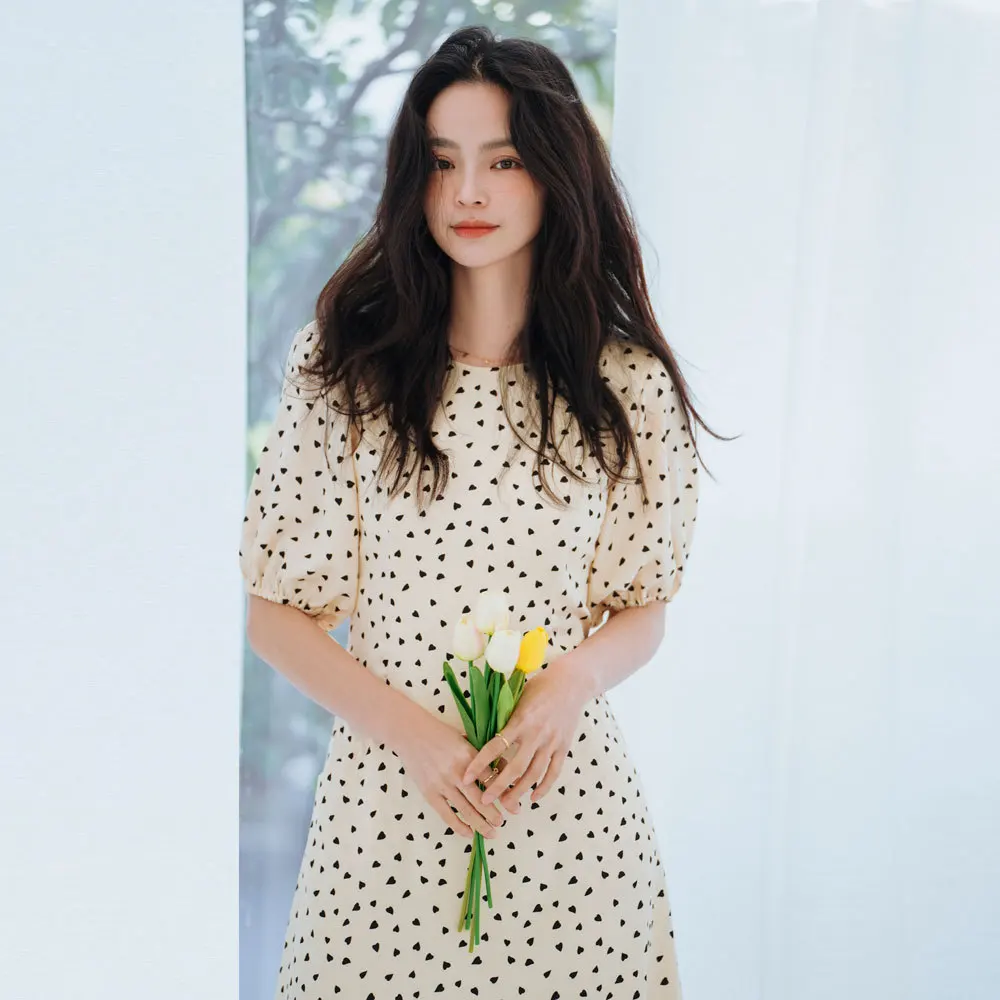 

Платье в стиле Хепберн с рукавами-фонариками и цветочным принтом