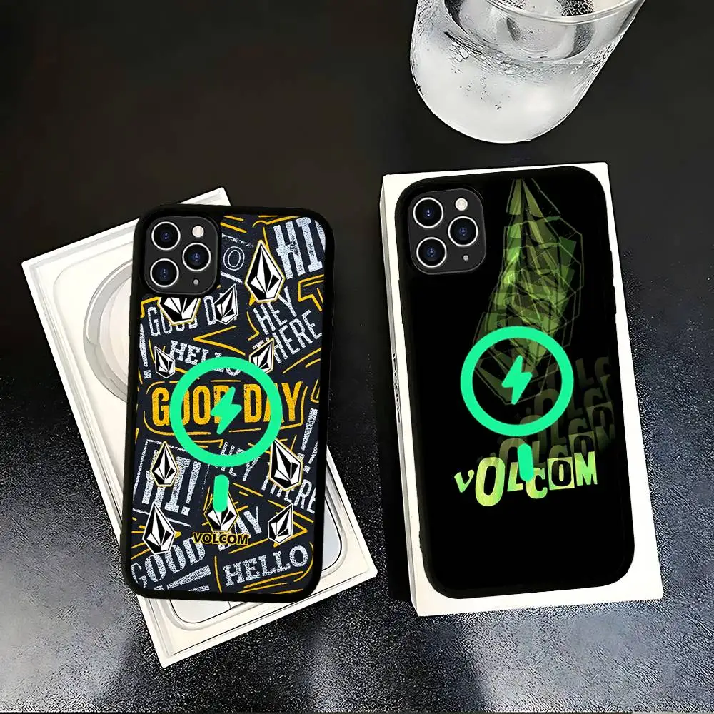 Фото Модный молодежный чехол V-volcom для iPhone 17 16 15 14 13 12 11 Plus Pro Max с магнитной фиксацией MagSafe, из PC+TPU №1