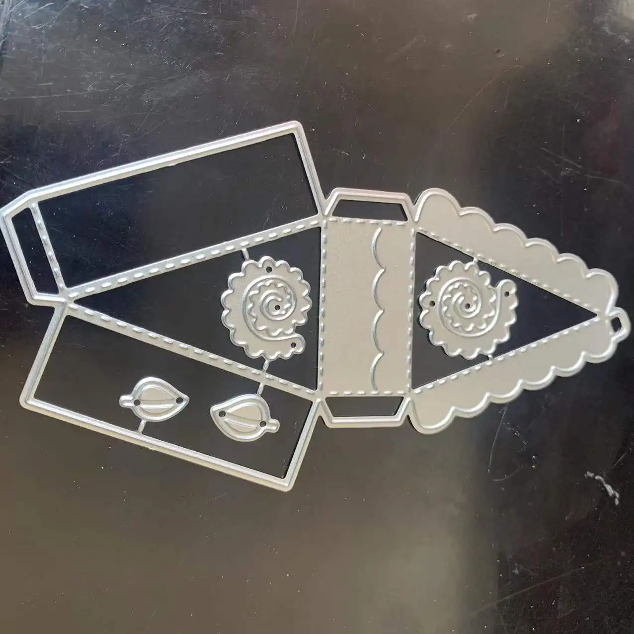 

Carbon steel metal cutting template, manual fishing net creative mold for festival card manufacturingCarbon steel metal cutting