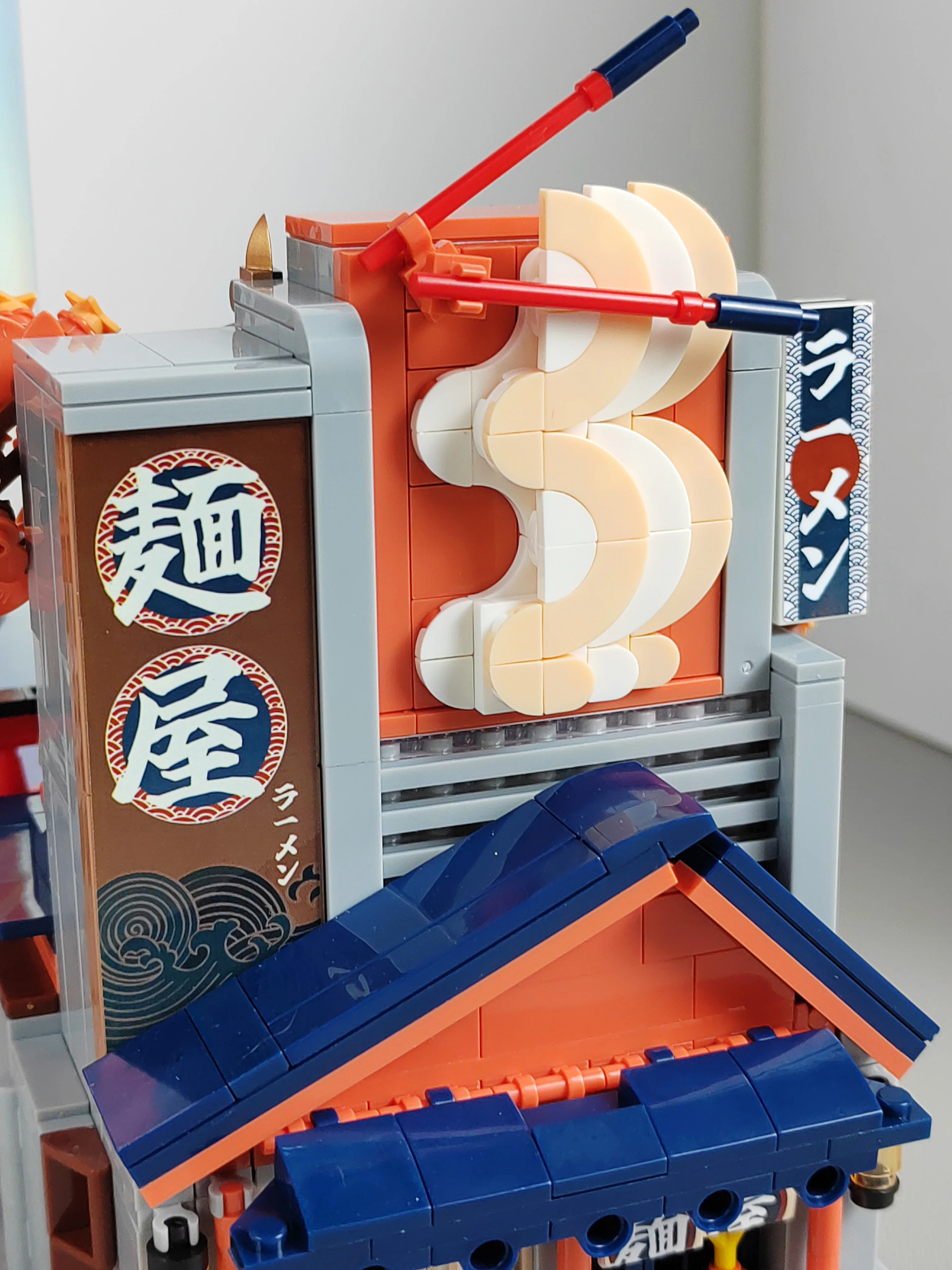 Городской вид на улицу магазин кирпичей лапша пицца десерт архитектура